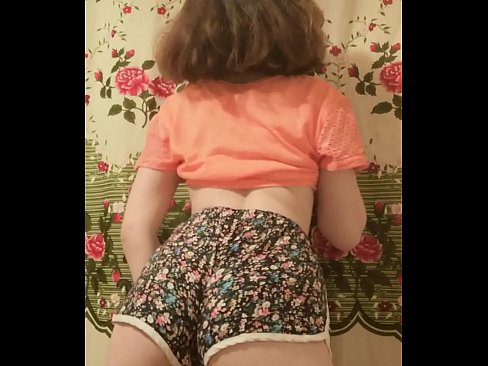 ❤️ 性感的年轻宝贝在镜头前脱下她的短裤 ☑ Sex video﹏﹏