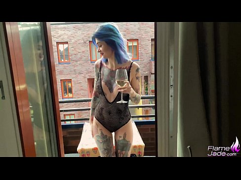 ❤️ 巨大的女孩大口吸吮，在空旷的天空下热情地做爱 ☑ Sex video﹏﹏